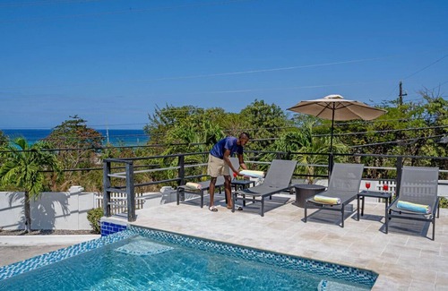 IronShore Estates Apartamento | HOSPITALITYEXPERT 2BR Townhouse #4, MoBay, Sleeps 6 - Pool, Beach & Private Chef