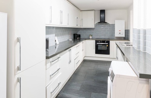 Chadderton Casa | Host & Stay | Broadway