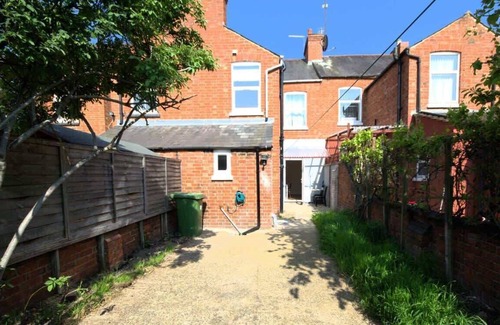 Northampton Casa | Host & Stay | Delapre Street