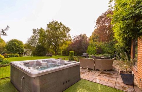 Norwich Casa | Host & Stay | Four Seasons