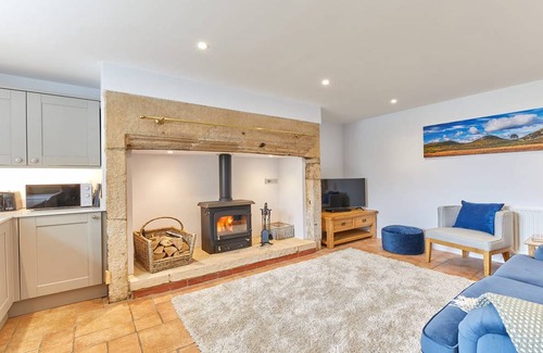 Wall Casa | Host & Stay | Maggie's