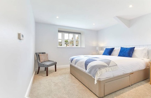 Wall Casa | Host & Stay | Maggie's