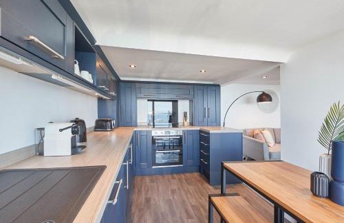 West Cliff Apartamento | Host & Stay - Penthouse Pier View