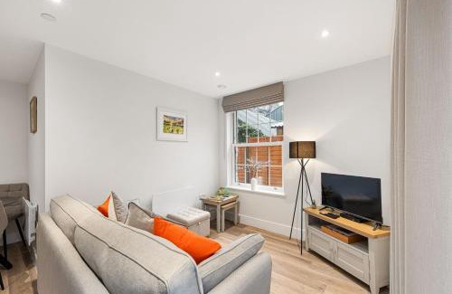 Stoney Middleton Casa | Host & Stay - Rock Mill Apt 1 with Terrace