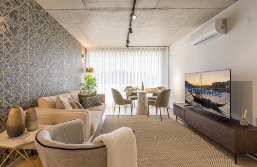 Vila Nova de Gaia Apartamento | Host Wise - Luxurious Impressive Apartment - Balcony and Pool
