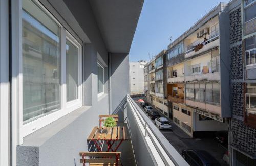 Vila Nova de Gaia Apartamento | Host Wise - Sweet Sunny Flat with Balcony