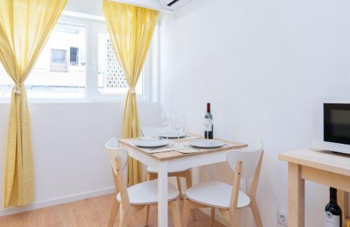 Vila Nova de Gaia Apartamento | Host Wise - Sweet Sunny Flat with Balcony