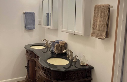 Navarro Cama Y Desayuno | Room in Beautiful Historic Home - Close to Wine, Waves, & Woods in Mendocino Co