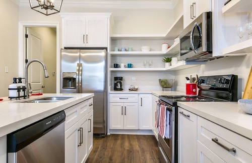 Faubourg Lafayette Casa | Hosteeva 3BR Steps to St. Charles Ave