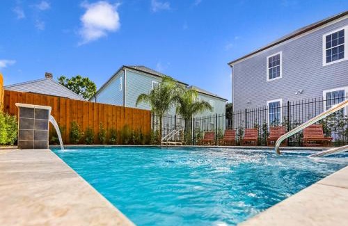 Faubourg Lafayette Apartamento | Hosteeva Amazing 4 BR Modern Condo with Balcony Near Frnch Quarter