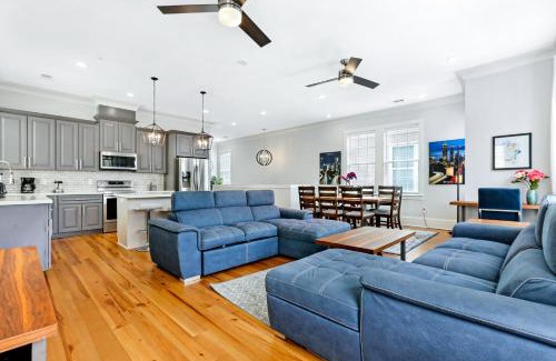 Faubourg Lafayette Apartamento | Hosteeva Amazing 4 BR Modern Condo with Balcony Near Frnch Quarter