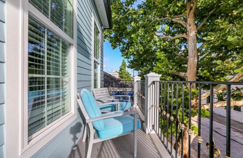 Faubourg Lafayette Apartamento | Hosteeva Chic Urban Retreat w Pool Steps to St Charles Ave and Near Bourbon St