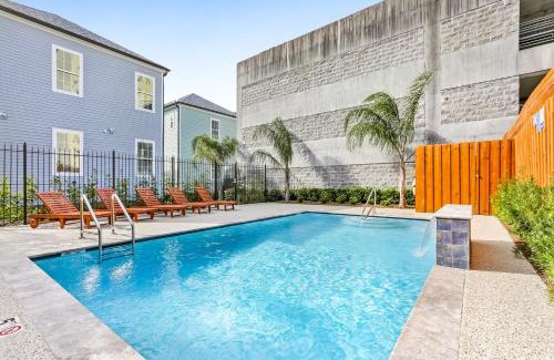 Faubourg Lafayette Apartamento | Hosteeva Chic Urban Retreat w Pool Steps to St Charles Ave and Near Bourbon St