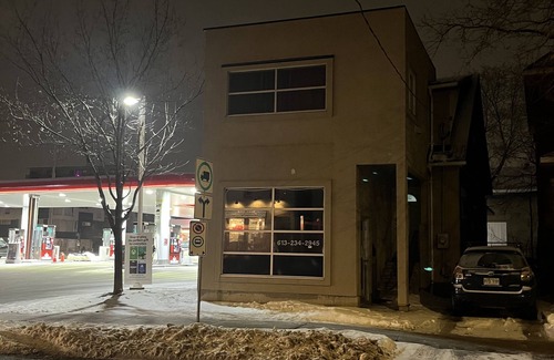Centretown West Apartamento | Hostel Gladstone Ottawa Ontario rooms availability confortable near parliament.