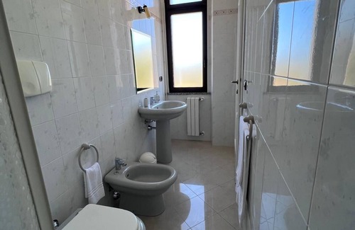 Gonnesa Cama Y Desayuno | Hostal con habitaciones con vistas al mar y baño privado, terraza y pinar