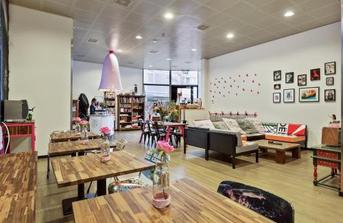 Bijlmer-Centrum Hostal | Hostelle - women only hostel Amsterdam
