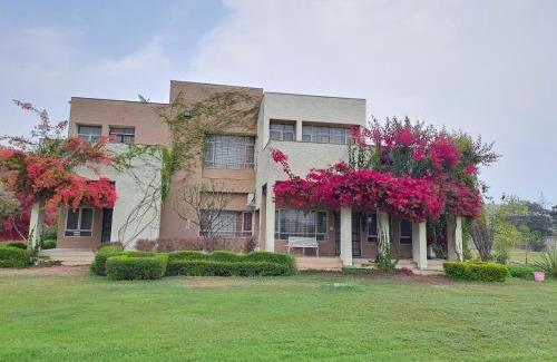 Faridabad Casa | Hostie Jacranda-3BHK Farm House 40Mins from Gurgaon-Delhi