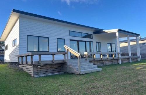 Matarangi Casa | Hosts on the Coast Lake View