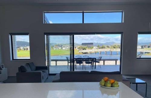 Matarangi Casa | Hosts on the Coast Lake View