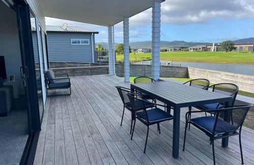 Matarangi Casa | Hosts on the Coast Lake View