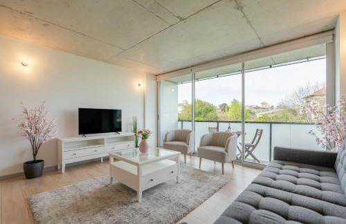 Vila Nova de Gaia Apartamento | HostWise - Modern Flat w/Balcony, Garage & Pool