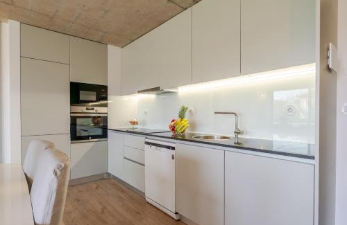 Vila Nova de Gaia Apartamento | HostWise - Modern Flat w/Balcony, Garage & Pool