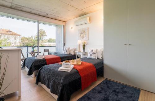 Vila Nova de Gaia Apartamento | HostWise - Modern Flat w/Balcony, Garage & Pool
