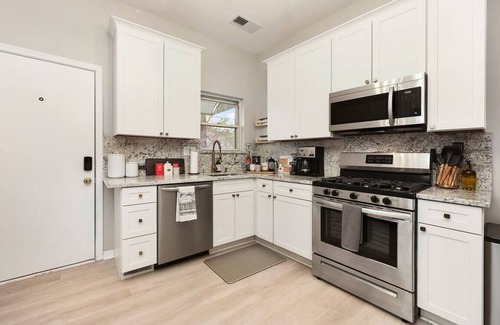 Lawrenceville Casa | ★ HostWise Stays ★ 4 Blocks From UPMC Children's