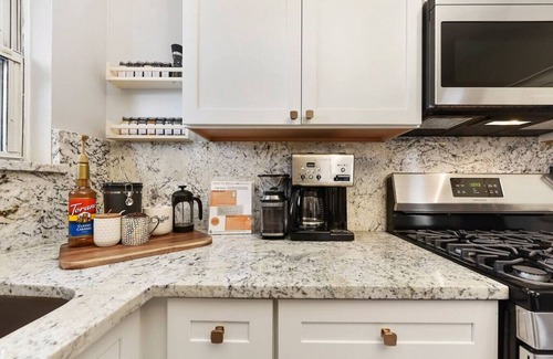 Lawrenceville Casa | ★ HostWise Stays ★ 4 Blocks From UPMC Children's
