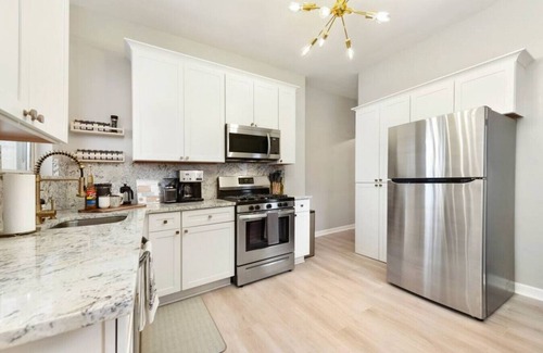 Lawrenceville Casa | ★ HostWise Stays ★ 4 Blocks From UPMC Children's