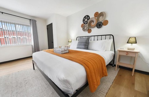 Lower Lawrenceville Apartamento | HostWise Stays - Butler St, Off-Street Parking, Brand New!