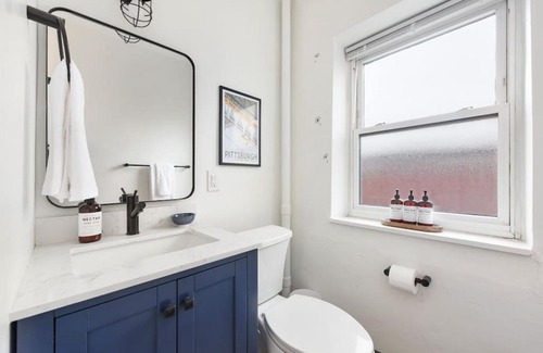 Lower Lawrenceville Apartamento | HostWise Stays - Butler St, Off-Street Parking, Brand New!