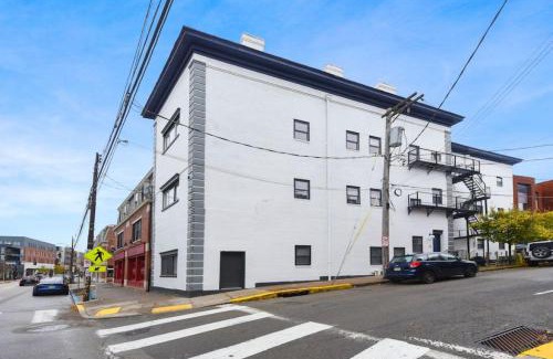 Lower Lawrenceville Apartamento | HostWise Stays - Butler St, Off-Street Parking, Brand New!