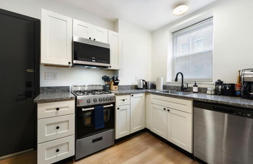Lower Lawrenceville Apartamento | HostWise Stays - Butler St - Private Entrance on Ground Floor - Lower Lawrenceville