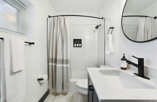 Lower Lawrenceville Apartamento | HostWise Stays - Butler St - Private Entrance on Ground Floor - Lower Lawrenceville