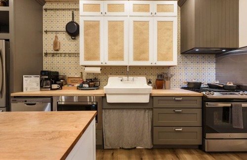 Lawrenceville Casa | ★ HostWise Stays ★ Designer's Dream - Parking - Soaker Tub, Location!