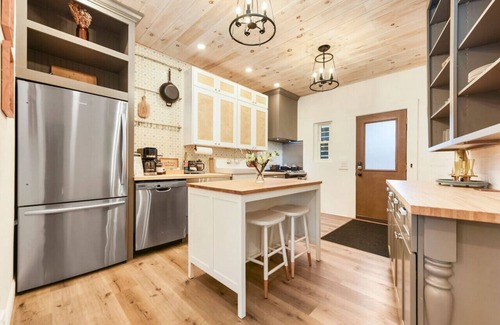 Lawrenceville Casa | ★ HostWise Stays ★ Designer's Dream - Parking - Soaker Tub, Location!