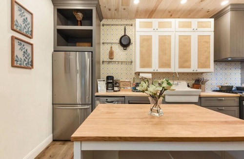 Lawrenceville Casa | ★ HostWise Stays ★ Designer's Dream - Parking - Soaker Tub, Location!