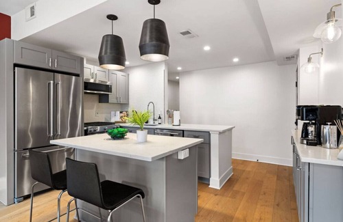 Pittsburgh Apartamento | ★HostWise Stays★ Exposed Beams, Modern Vintage War Streets Charmer!