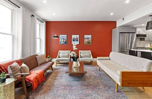 Pittsburgh Apartamento | ★HostWise Stays★ Exposed Beams, Modern Vintage War Streets Charmer!