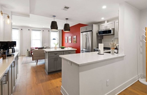 Pittsburgh Apartamento | ★HostWise Stays★ Exposed Beams, Modern Vintage War Streets Charmer!