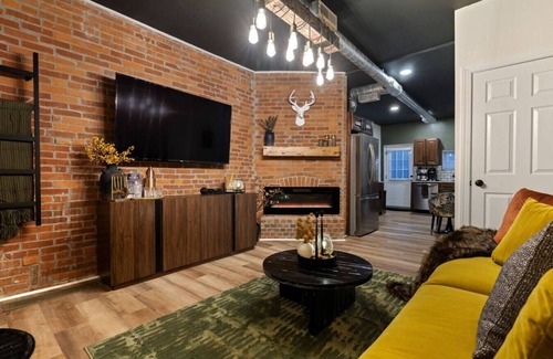 Lawrenceville Casa | ★HostWise Stays★ Hot Tub, King Bed, Cabin Vibes in Lawrenceville!