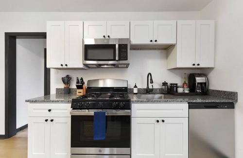 Lower Lawrenceville Apartamento | ★ HostWise Stays ★ Off Street Parking, Central Lawrenceville, Butler St. Apartment!