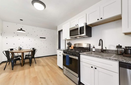Lower Lawrenceville Apartamento | ★ HostWise Stays ★ Off Street Parking, Central Lawrenceville, Butler St. Apartment!