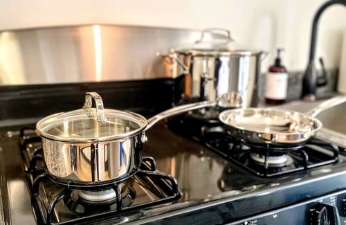 Lower Lawrenceville Apartamento | ★ HostWise Stays ★ Off Street Parking, Central Lawrenceville, Butler St. Apartment!