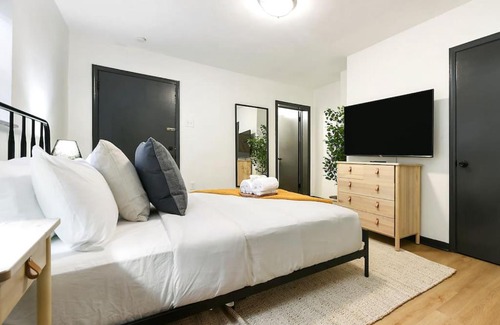 Lower Lawrenceville Apartamento | HostWise Stays - Pet Friendly Butler St Apt, Ground Floor with Private Entrance