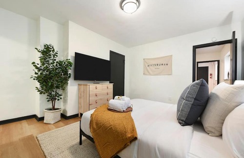 Lower Lawrenceville Apartamento | HostWise Stays - Pet Friendly Butler St Apt, Ground Floor with Private Entrance