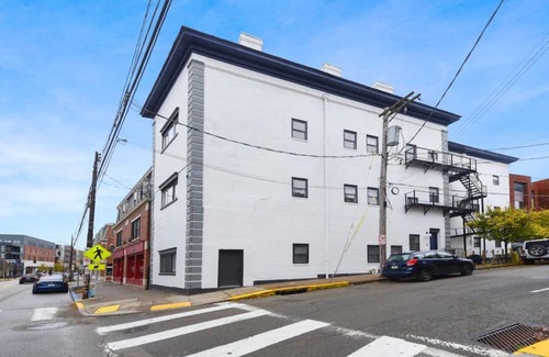 Lower Lawrenceville Apartamento | HostWise Stays - Pet Friendly Butler St Apt, Ground Floor with Private Entrance