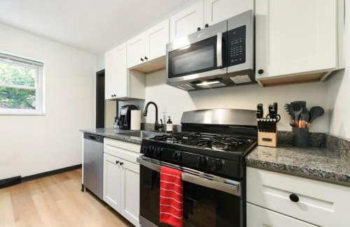Lower Lawrenceville Apartamento | HostWise Stays - Pet Friendly Butler St Apt, Ground Floor with Private Entrance
