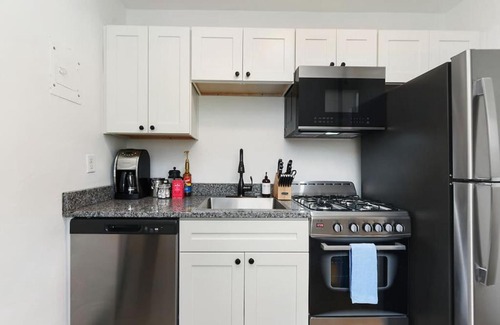 Lower Lawrenceville Apartamento | HostWise Stays - Prime Butler St Location - Lower Lawrenceville